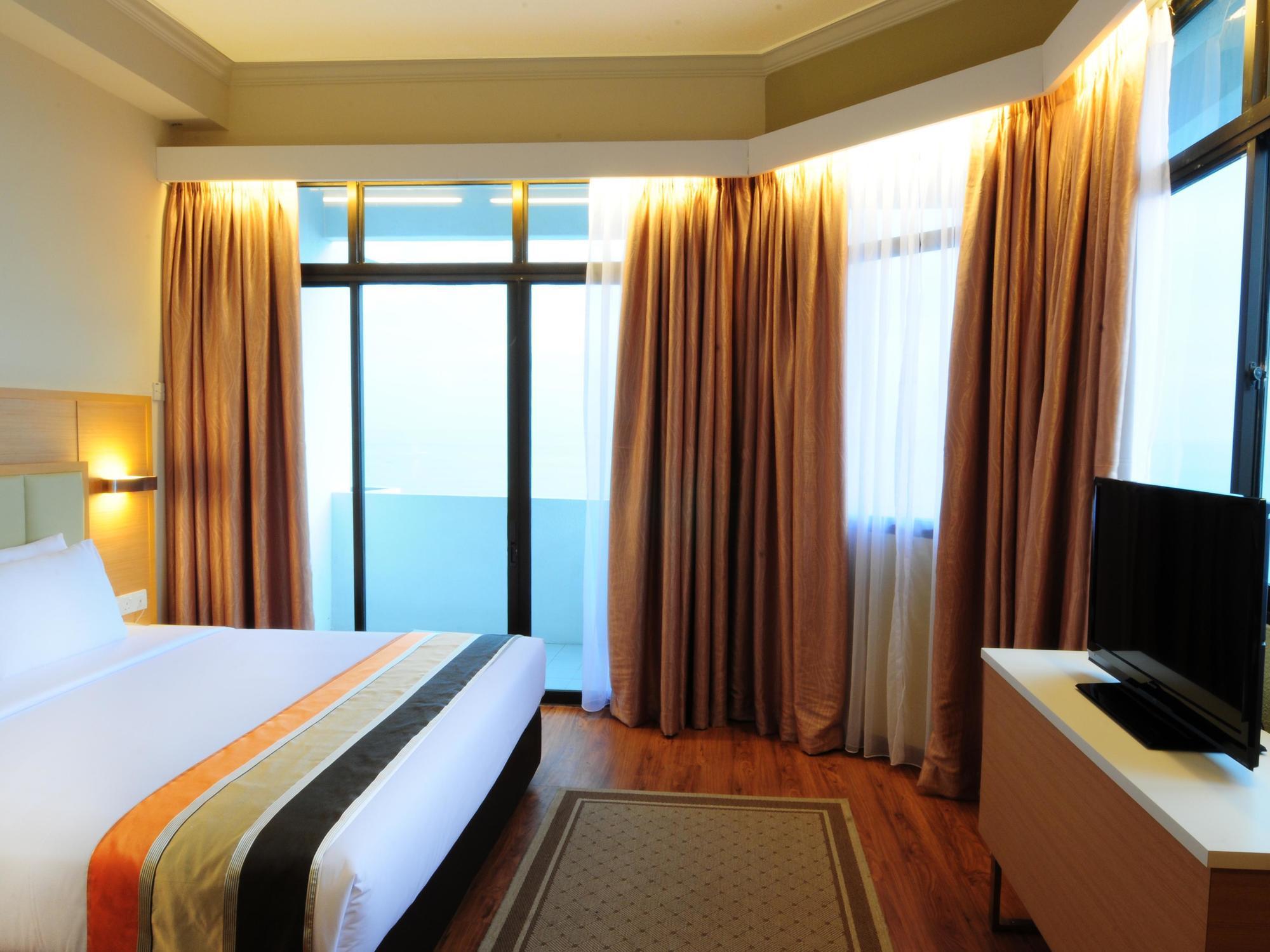 Hotel Sentral Seaview @ ​Beachfront Tanjung Bungah  Bagian luar foto